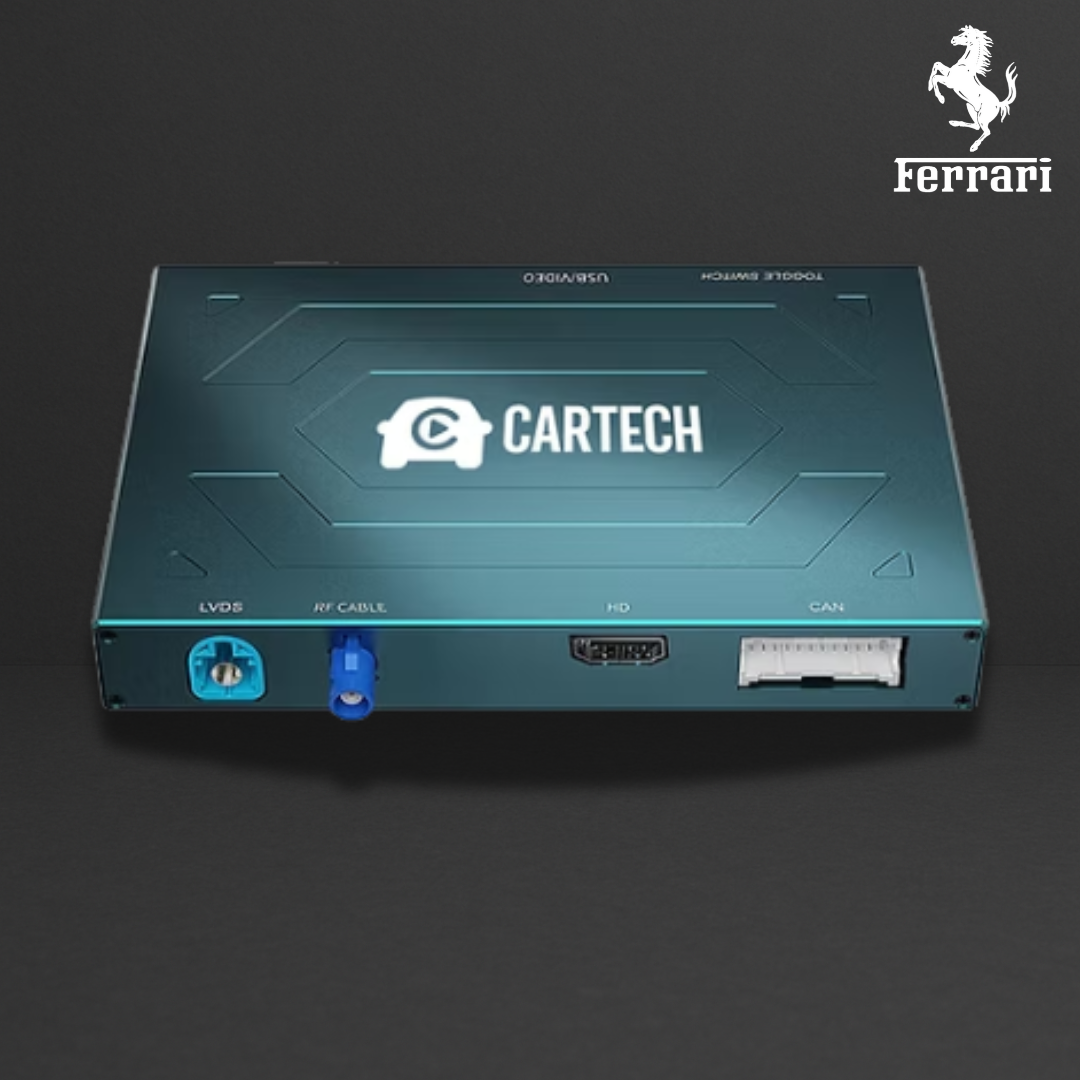 Boîtier électronique bleu métallique Cartech, avec ports AV, CAN et connecteurs sur le devant; logo Ferrari en haut à droite.