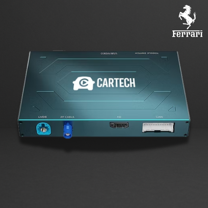 Boîtier électronique bleu métallique Cartech, avec ports AV, CAN et connecteurs sur le devant; logo Ferrari en haut à droite.