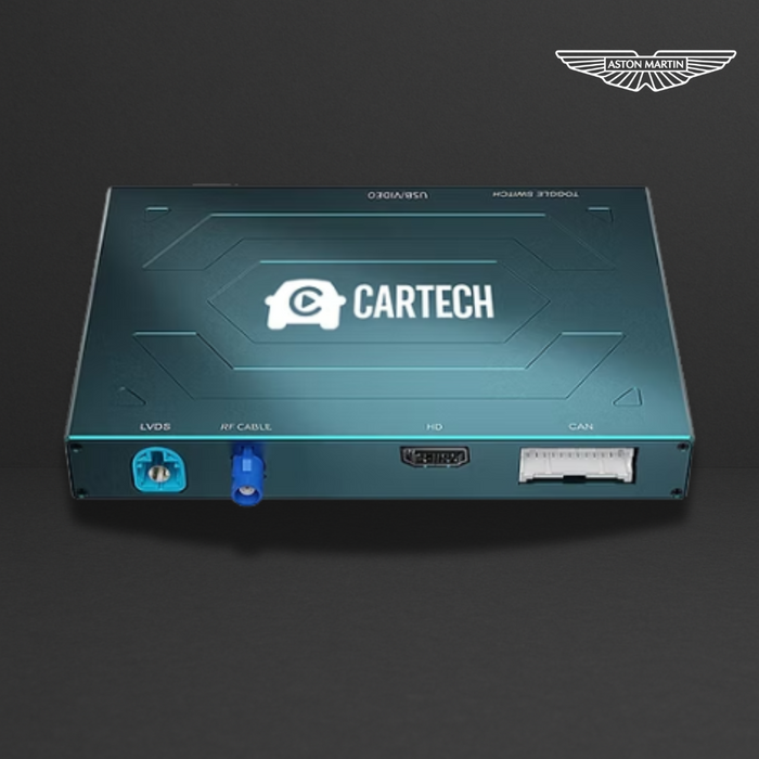 Boîtier électronique bleu esprit Aston Martin, logo Cartech au centre, ports LVDS, RF câble, HD et CAN à l’avant, design industriel.