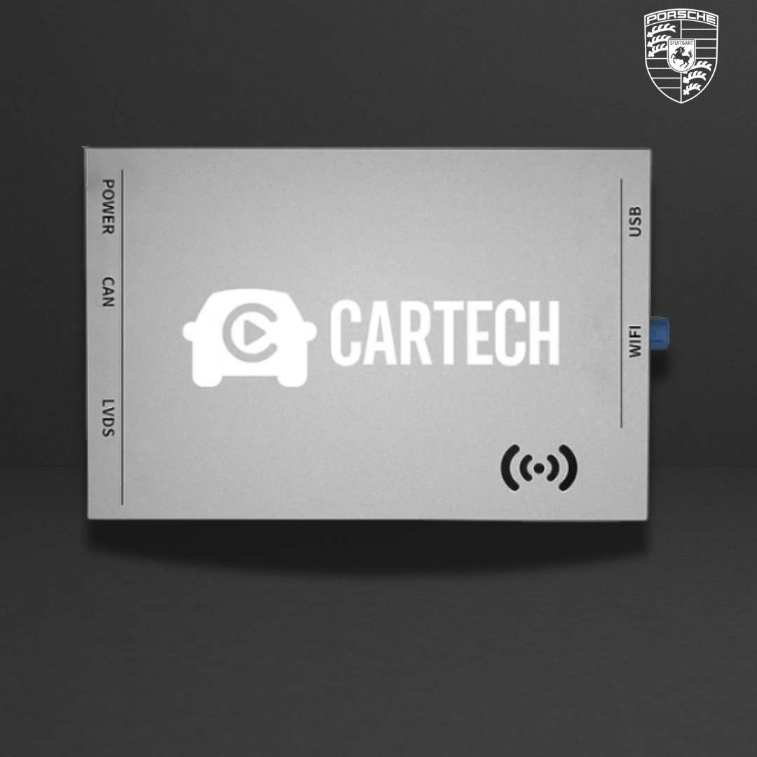 Boîtier gris argenté CARTECH avec étiquette USB et router Wi-Fi; logos Porsche et CARTECH visibles sur fond sombre.