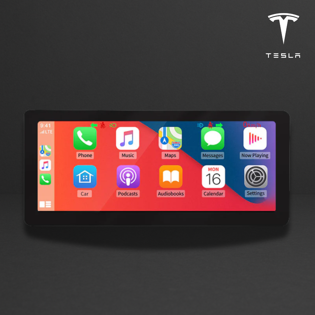 Écran tactile d’un système d’infodivertissement de voiture affichant l’interface iOS avec icônes d’apps sur fond coloré, cadre noir et logo Tesla en haut à droite.