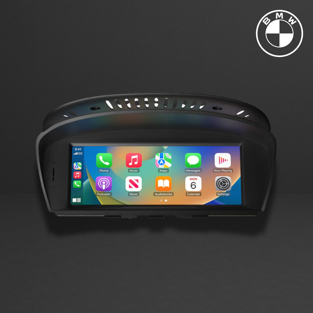 Affichage intégré Type Apple CarPlay dans un système d’infodivertissement BMW E90/E60, monté sur tableau de bord noir with logo BMW en haut à droite.