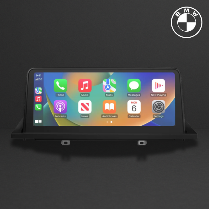Écran tactile intégré affichant l’interface d’iPhone sur support noir, avec logo BMW en haut à droite.