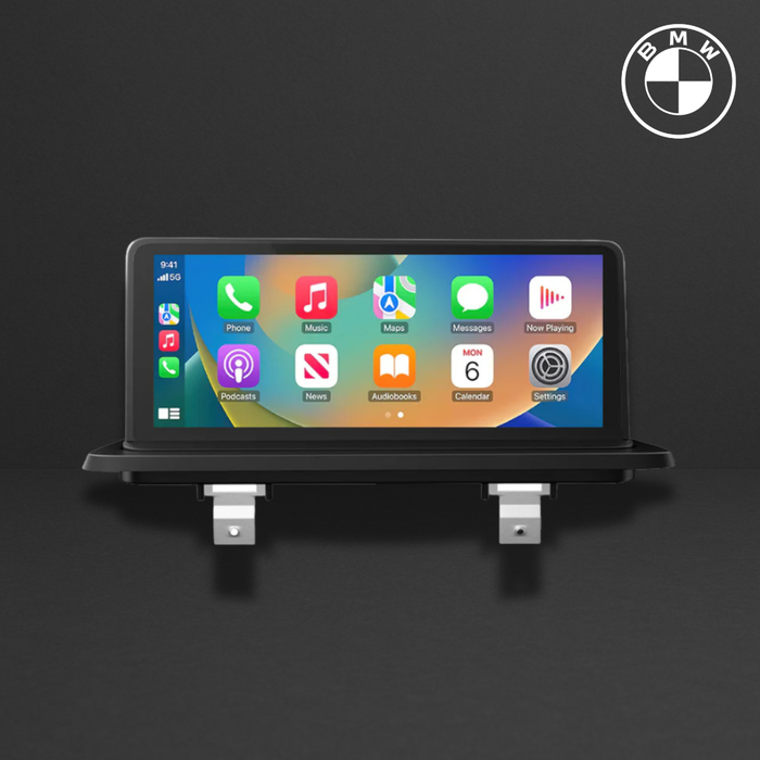 Affichage central d’un écran tactile intégré dans un support noir, montrant l’interface iOS avec icônes colorées sur fond multicolore, logo BMW en haut à droite.