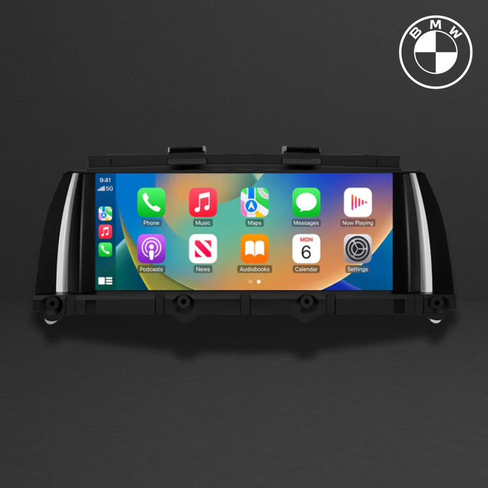 Écran carplay/infodivertissement automobile BMW monté sur cadre noir, affichant icônes d’iPhone et interface printemps; logo BMW en haut à droite.