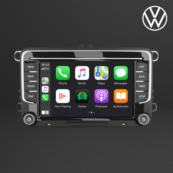 Écran multimédia Volkswagen avec interface Apple CarPlay affichée, contrôles latéraux et icônes d’applications sur fond noir.