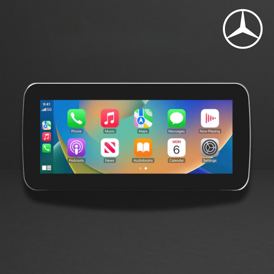 Écran de tablette intégré dans un habitacle Mercedes, affichant icônes d'applications (Phone, Music, Maps, Messages) sur un fond coloré. Logo Mercedes en haut à droite.