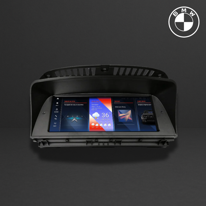 Écran d’infodivertissement intégré dans un étui gris, affichant une interface multimédia BMW avec météo et navigation, logo BMW en haut à droite.